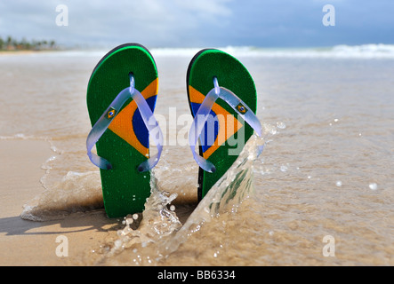 Flipflop brésilien sur la plage au Brésil à Porto de Galinhas, l'état de Pernambuco. Banque D'Images