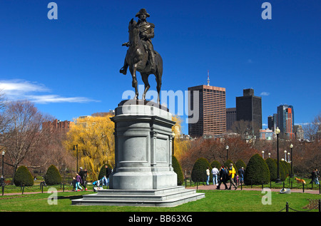 Statue équestre de George Washington dans le Jardin Public de Boston avec l'horizon du quartier financier de Boston, USA Banque D'Images