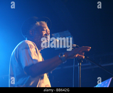 Le légendaire chanteur de reggae Horace Andy effectue sur scène à Oxford, 2009. Horace a également chanté sur certains dossiers Massive Attack. Banque D'Images