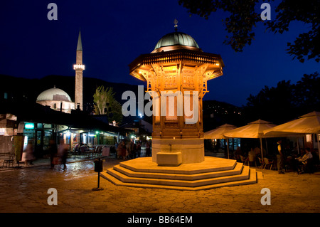 Le Sebil en bois de style mauresque ou sabil, fontaine publique dans le quartier de Bascarsija, le vieux marché de la ville de Sarajevo, Bosnie-Herzégovine Banque D'Images