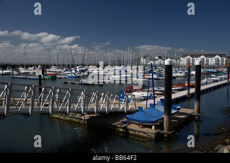 Passerelle sécurisée et bateaux amarrés dans la marina de carrickfergus le comté d'Antrim en Irlande du Nord uk Banque D'Images