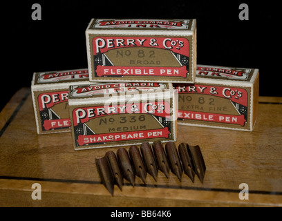Encre ancienne Plumes à écrire et boîtiers - Perry & Co. Banque D'Images