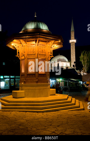 Le Sebil en bois de style mauresque ou sabil, fontaine publique dans le quartier de Bascarsija, le vieux marché de la ville de Sarajevo, Bosnie-Herzégovine Banque D'Images