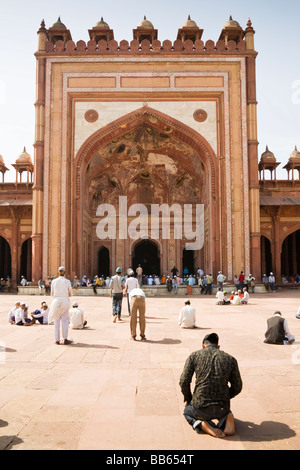 La mosquée Jama Masjid et les fidèles priant, Fatehpur Sikri, près de Agra, Uttar Pradesh, Inde Banque D'Images