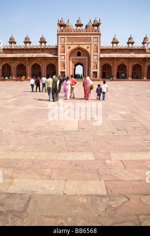 Les visiteurs et Shahi Darwaza Gate, la Mosquée Jama Masjid de Fatehpur Sikri, complexes, près de Agra, Uttar Pradesh, Inde Banque D'Images