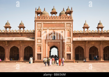 Les visiteurs et Shahi Darwaza Gate, la Mosquée Jama Masjid de Fatehpur Sikri, complexes, près de Agra, Uttar Pradesh, Inde Banque D'Images