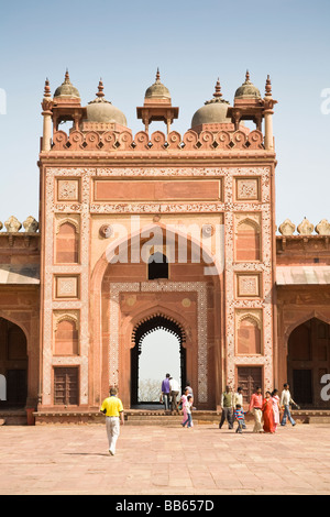 Les visiteurs et Shahi Darwaza Gate, la Mosquée Jama Masjid de Fatehpur Sikri, complexes, près de Agra, Uttar Pradesh, Inde Banque D'Images