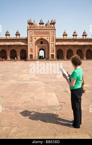 Shahi Darwaza Gate et touristiques, la Mosquée Jama Masjid de Fatehpur Sikri, complexes, près de Agra, Uttar Pradesh, Inde Banque D'Images