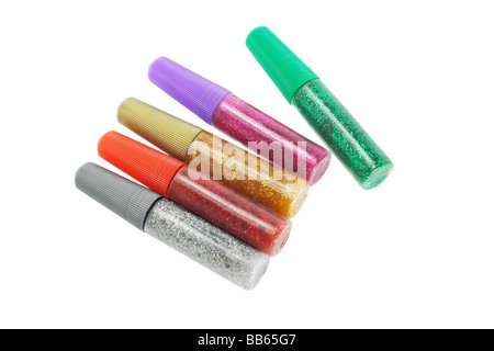 Cinq tubes de colle paillettes de diverses couleurs sur fond blanc Banque D'Images