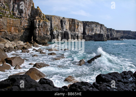 Bleu Blanc mer falaises & les vagues déferlent sur les rochers à St Govans au Pays de Galles Banque D'Images