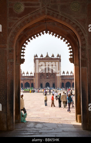 En regardant par la porte de Shahi Darwaza, La Mosquée Jama Masjid de Fatehpur Sikri, près de Agra, Uttar Pradesh, Inde Banque D'Images