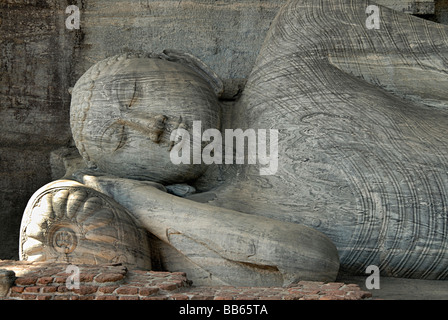 Polonnaruwa - Sri Lanka, Galvihara - Vue rapprochée du Bouddha couché. Banque D'Images