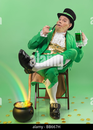 Leprechaun avec un pot d'or Banque D'Images