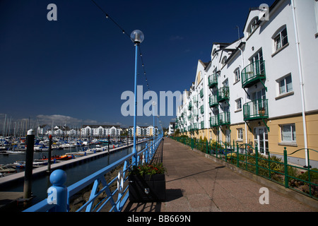 Des logements modernes appartements et promenade dans la zone de la marina de carrickfergus carrickfergus réaménagé Banque D'Images