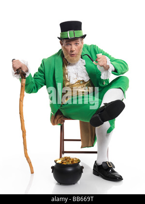 Leprechaun avec un pot d'or Banque D'Images