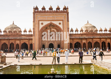 La mosquée Jama Masjid et fidèles, Fatehpur Sikri, près de Agra, Uttar Pradesh, Inde Banque D'Images