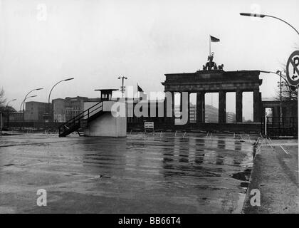 Géographie / voyages, Allemagne, Berlin, mur, barrière à la porte de Brandebourg, 1971 frontière sectorielle, Allemagne de l'est, RDA, rideau de fer, Guerre froide, XXe siècle, historique, 1970, Banque D'Images