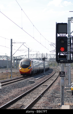 Virgin Trains Pendolino à Rugby, en Angleterre, Royaume-Uni Banque D'Images