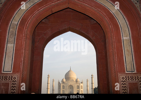 Taj Mahal, à travers l'arche de la Gendarmerie royale ou grande porte, Agra, Uttar Pradesh, Inde Banque D'Images