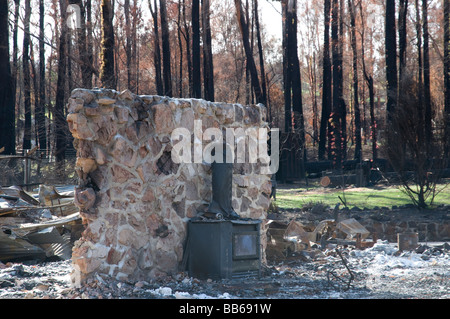 Les vestiges d'une maison et la dévastation à gauche après un incendie Banque D'Images