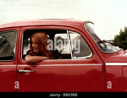 Transport / transport, voitures, modèles, VW, scarabée 1303, jeune femme, 1972, 1970, années 70, Volkswagen, voiture, typ de voiture, historique, historique, XXe siècle, personnes, femmes, femme, Banque D'Images