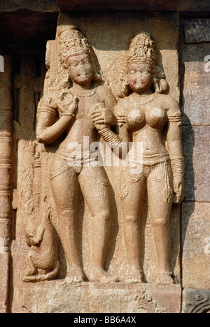 Aihole - Karnataka - Hucchapayamath temple, vue de l'Est montrant mithuna couple à droite de la porte. Banque D'Images