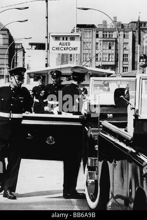 Géographie / voyage, Allemagne, Berlin, mur, Checkpoint Charlie, poste frontière pour Allied Personal, Friedrichstrasse, police militaire britannique, escorte pour l'ambassadeur britannique, 1970, Banque D'Images