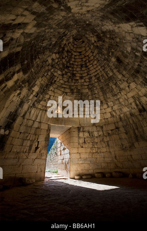 À l'intérieur du Trésor d'Atrée à Mycènes site archéologique antique Péloponnèse, Grèce Banque D'Images