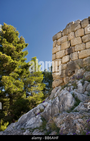 Les murs cyclopéens juste en dehors de la Porte de Lion de l'Antique Mycènes, dans le Péloponnèse, Grèce Banque D'Images