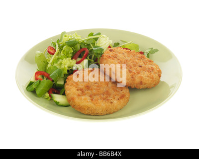 Salmon Fishcakes avec salade de roquette et de Chili Banque D'Images