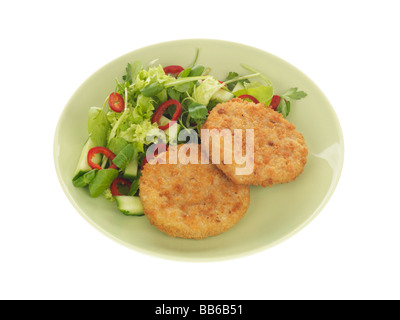 Salmon Fishcakes avec salade de roquette et de Chili Banque D'Images