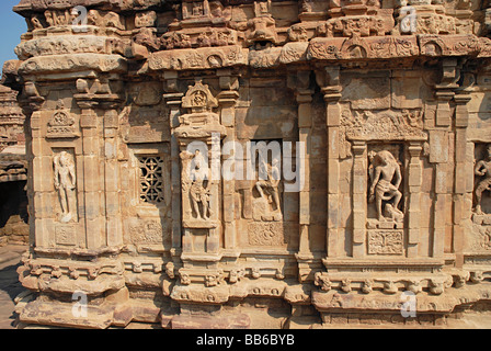 Pattadkal - Karnataka, temple Virupaksha, mur sud montrant la projection de niches avec des figues sur des Dieux. Banque D'Images