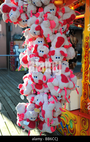 Peluches douces comme prix accrocher sur la jetée de Brighton Banque D'Images