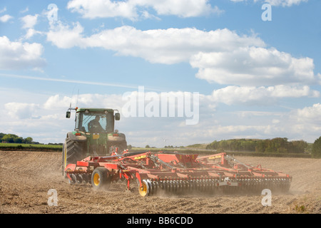Tractor Preparing Soil Banque D'Images