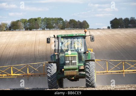 Domaine de la pulvérisation du tracteur Banque D'Images