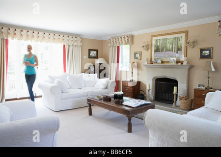 Woman Walking Through Lounge Banque D'Images