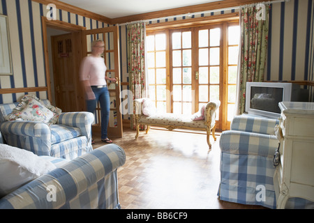 Woman Walking Through Lounge Banque D'Images