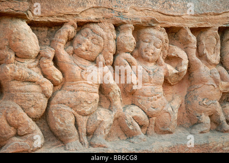 Cave 2 : Dancing gana chiffres sur le mur extérieur gauche. Badami, Karnataka, Inde Banque D'Images