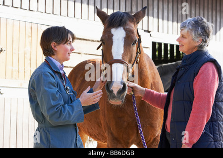 L'EFP en discussion avec propriétaire de chevaux Banque D'Images