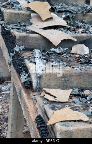 Les vestiges d'une maison et la dévastation à gauche après un incendie Banque D'Images