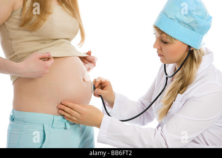 Médecin examine des femmes enceintes à l'aide de stéthoscope isolated on white Banque D'Images