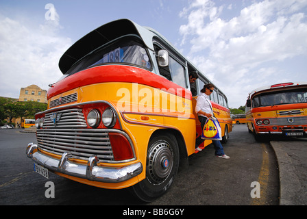 Malte. Un vieux bus à la gare routière de La Valette. L'année 2009. Banque D'Images