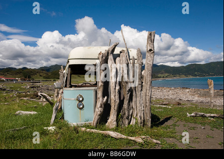 Bus abandonnés, Raukokore, Eastland, île du Nord, Nouvelle-Zélande Banque D'Images