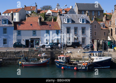 Les bateaux de pêche qui mouillent dans la petite ville portuaire de Pittenweem sur la côte Est de l'Écossais Fife Ecosse Royaume-Uni Banque D'Images