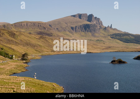 L'Ecosse Highland Skye Loch Leathan & Le Storr, avec 'vieil homme' Banque D'Images