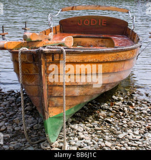 Jodie un vieux bateau échoué sur l'Aviron touristiques bardeau à Coniston Water Lake District National Park Cumbria England Royaume-Uni Banque D'Images