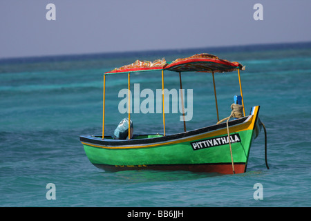 Un bateau à fond de verre, dans la lagune, Kavaratti, Lakshadweep. Banque D'Images