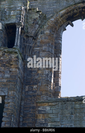 Une partie de la pierre pignon ouest avec fenêtre de l'ancienne ruine de la cathédrale de St Andrews Fife Ecosse Royaume-Uni UK Banque D'Images