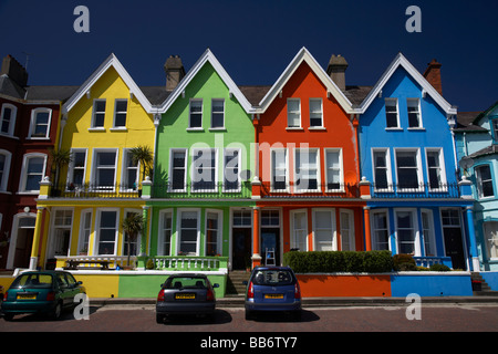 Maisons colorées au bord de la marine parade whitehead le comté d'Antrim en Irlande du Nord uk Banque D'Images