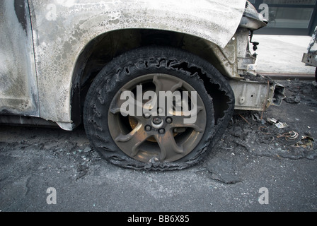 Automobiles brûlées après un accident sont vus sur une rue dans le quartier branché de West Chelsea Gallery à New York District Banque D'Images